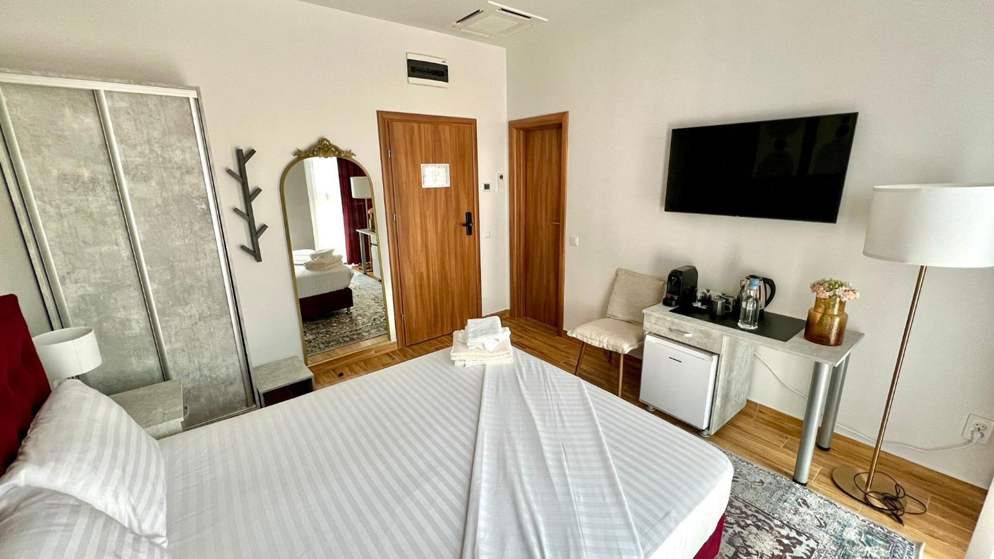 Hotel Fantazia Oradea - Self Check In & Out Eksteriør bilde